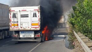 seyir halindeki tir alev alev yandi A9mqF9dF.jpg